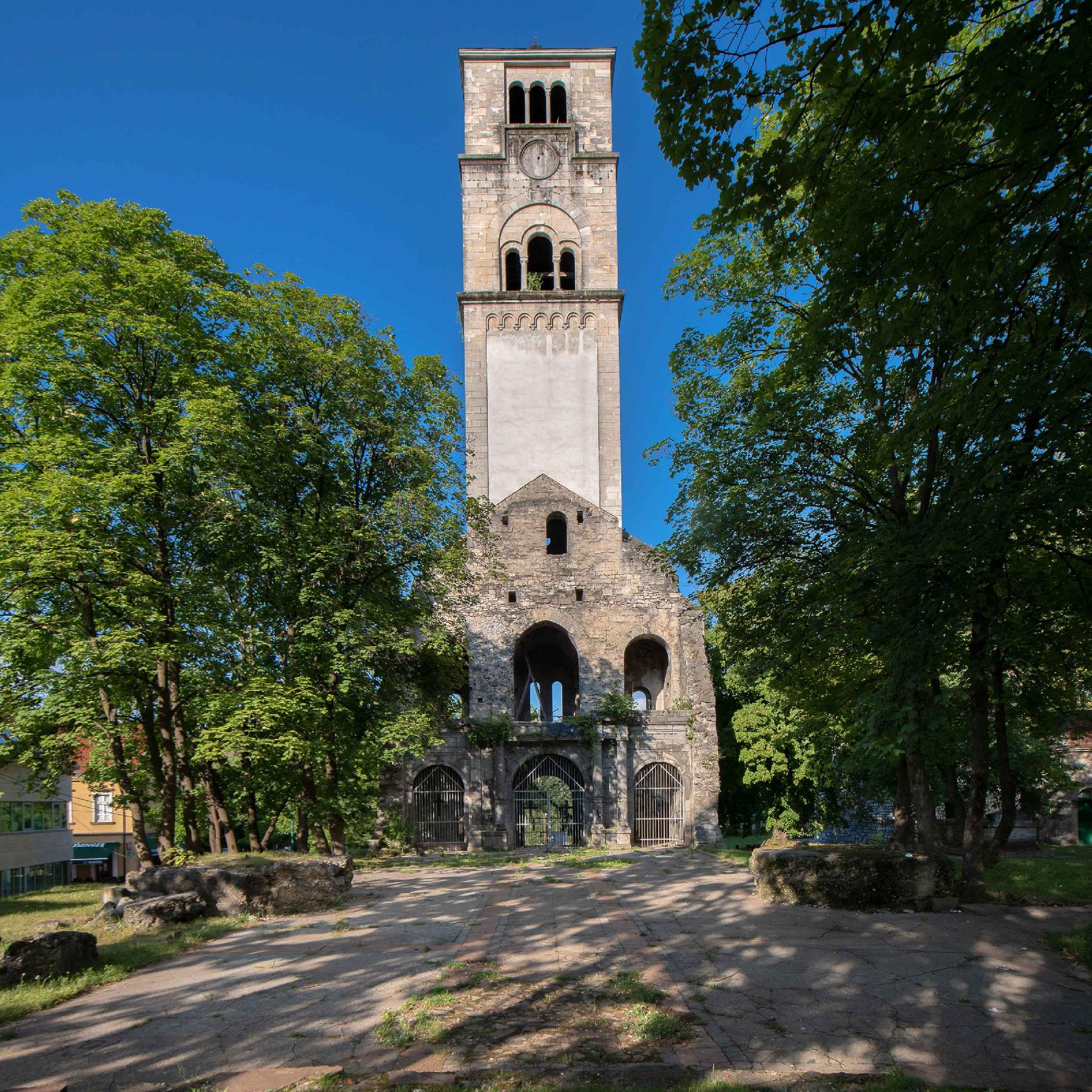 Graditeljska cjelina - Župna crkva sv. Ante Padovanskog sa grobnicom bihaćkog plemstva (grobnica hrvatskih velikaša) 10.11.2006.